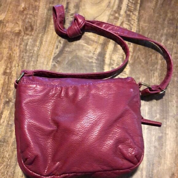 BUENO SUPER SOFT PEBBLE FAUX RED LEATHER CROSSBODY - Picture 1 of 4